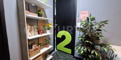 Esta cómoda oficina de 14 m² es perfecta para profesionales o pequeños equipos. Totalmente equipada con dos escritorios, tablero, aire acondicionado, ventilador y TV, ofrece un ambiente funcional con excelente iluminación. Además, cuenta con acceso a áreas sociales y un acogedor cafetín, ideales para relajarse o realizar reuniones informales. Ubicada en un entorno tranquilo y privado, esta oficina flexible es la opción ideal para quienes buscan trabajar cómodamente en un espacio estratégico y bien equipado. ¡Agenda tu visita hoy!