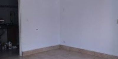 Un solo ambiente se entrega con 1 T.V., 1 cámara, 1 mueble, 1 repisa, 1 teatro en casa y 1 amplificador. 1 baño, 1 cocineta con 3 puntos de gas natural y lavaplatos. Excelente iluminación, exterior, pisos en cerámica, paredes en pintura blanca. Parqueadero comunal con prioridad a propietarios, se encuentra en un conjunto cerrado con vigilancia 247, cerca a la universidad Minuto de Dios, Alkosto, a la Boyacá y a la estación de la calle 80 Minuto de Dios.Este inmueble se encuentra desocupado.
