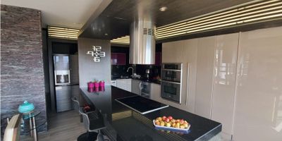 Te presentamos una increíble oportunidad de inversión en Medellín, la ciudad de la eterna primavera. Ubicado en una de las zonas más exclusivas de la ciudad, en el barrio el Poblado, este amplio apartamento de 253 M2 de área total te ofrecerá una experiencia de vida sin igual. La propiedad cuenta con un área construida, así como privada, de 253 M2, lo que garantiza amplitud y espacio para todos tus seres queridos. Sin duda, este será el lugar donde crearás inolvidables recuerdos en familia.

Con 3 acogedoras alcobas, más alcoba de servicio, y 5 baños completos, este apartamento es ideal para recibir visitas o para una familia numerosa. Su distribución moderna y bien pensada te permitirá aprovechar cada rincón de la propiedad. Además, su diseño incluye una cocina integral, una despensa gigante, y suelos de cerámica, y laminados en madera que garantizan elegancia y durabilidad a largo plazo. Imagina cocinar tus platillos favoritos y disfrutarlos junto a tus seres queridos en el balcón privado que ofrece una vista panorámica impresionante.

No tendrás que preocuparte por el espacio de almacenamiento, ya que cada habitación cuenta con amplios clósets. En el baño principal podrás relajarte después de un largo día en el jacuzzi y contar con agua caliente gracias al calentador incluido en la propiedad. Además, si tienes mascotas, podrán disfrutar del apartamento contigo ya que se permiten animales en la propiedad.

No solo encontrarás comodidad y confort en el interior de este apartamento, sino también en su entorno. La urbanización cerrada cuenta con vigilancia las 24 horas, acceso pavimentado y ascensor para mayor comodidad. Además, estarás rodeado de hermosas zonas verdes y parques cercanos donde podrás disfrutar de actividades al aire libre. Si tienes hijos, encontrarás centros comerciales, colegios y universidades en las cercanías, lo que garantiza una excelente calidad de vida.

Otro de los atractivos de esta propiedad son las inc