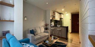 Acogedor apartamento amoblado con excelente ubicación en el norte de la ciudad. Su agradable zona social, cuenta con excelente iluminación natural todo el día, lo cual le permitirá tener un espacio agradable para recibir a sus invitados. Ademas, sus amplios espacios permitirán un lugar muy agradable para la familia. Fácil transporte, cerca a Unicentro, a tan solo unos minutos de las avenida pepe sierra y carrera 15, cerca a restaurantes, bancos, parques. Contáctenos y agende su cita.