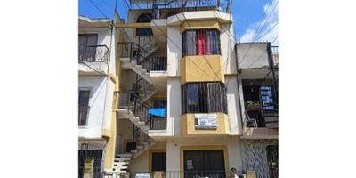 Se vende edificio de apartaestudios de 4 pisos  con 4 apartamentos independientes, distribuidos dela siguiente manera primer piso 66 m2: sala comedor, cocina, zona de ropas, 2 patios baño social, 3 habitaciones y baño privado,. Segundo piso 66 m2y tercer piso (66m2) dos apartamentos distribuidos asi: sala comedor, cocina, zona de oficios, dos areas libres, baño social, 3 habitaciones y baño privado. Cuarto piso (57m2) sala comedor, cocina, zona de oficios, dos areas libres, baño social, 2 habitaciones y terraza. Renta promedio por cada apartamento $500.000 a $600.000 mas servicios.
