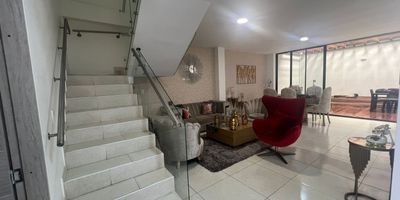 LA SUCURSAL EQUIPO INMOBILIARIA VENDE CASA EN CONDOMINIO  SECTOR LA MORADA - JAMUNDI
La casa es de 3 pisos y está distribuida así : 
Primer piso: garaje en paralelo para 2 vehículos, acceso de puerta doméstica que dirige a la cocina tipo americana y zona de oficios, habitación y baño de servicio, puerta principal, baño social, sala comedor amplia y estadero 
Segundo piso: 
3 habitaciones todas con baño y balcón, principal con Vestier, estudio y mueble de linos 
Tercer piso: 
Habitación principal con amplio balcón, Vestier, baño y sala de TV 

La unidad cuenta con zonas verdes, piscina, gimnasio, salón socio, 65 casas en el conjunto 

Actualmente tiene una hipoteca con Bancolombia por $300 millones

La casa es de 3 pisos y está distribuida así : 
Primer piso: garaje en paralelo para 2 vehículos, acceso de puerta doméstica que dirige a la cocina tipo americana y zona de oficios, habitación y baño de s