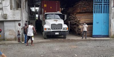 LA SUCURSAL EQUIPO INMOBILIARIA VENDE MUELLE MARÍTIMO  EN BUENAVENTURA 
 ideal para actividades comerciales y logísticas en una de las zonas portuarias más importantes del país.

Características del predio:
Área total del terreno: Seiscientos setenta y cinco metros cuadrados (675 m²).
Atracadero o arrimadero: Cincuenta y ocho metros cuadrados (58 m²).
Área construida total: Novecientos cuarenta y siete metros cuadrados (947 m²).
Detalles de construcción:
Primer piso:

Oficina de dos niveles, con plancha lista para construir un tercer piso.
Entrada con puerta corrediza de trece módulos y rieles de cuarenta y cinco grados.
Piso de hormigón de cinco mil psi, de veinticinco centímetros de espesor, diseñado para tráfico pesado como tractomulas.
Altura de cinco metros, adecuada para el ingreso de tracto mulas y contenedores.
Mezanine:
Área de ciento ochenta metros cuadrados.
Techo:
Construido en aluminio, resistente a la salinidad.