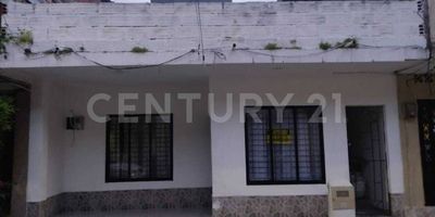 Comoda casa en el barrio de apartado ,barrio los Alamos , Cerca Universidad ,Centro Religiosos ,Zona Rosa ,Supermercados, Restaurantes, Iglesia, Parques y Centros de Salud