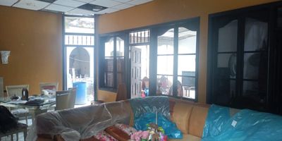 LA SUCURSAL EQUIPO INMOBILIARIA VENDE CASA LOTE BARRIO CRISTOBAL COLON
Barrio: cristobal colon
estrato:3 
Piso: un piso 
garaje: si 
Zona de ubicación: sur central 
Área :112M2 (14 frente x 8 fondo)

El inmueble se encuentra así: 
Cuenta con 3 habitaciones amplias, 1 baño sala-comedor, pisos en mármol y alcantarillado en PVC  cocina y garaje 

cerca  a av. principales, parques e iglesias, zonas recreativas  y  de comercio

  
Precio:300.000.000 solo efectivo