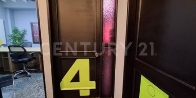 Esta funcional oficina de 14 m² es perfecta para profesionales o pequeños equipos que buscan comodidad y productividad. Está equipada con tres escritorios, tablero, aire acondicionado, ventilador y un televisor disponible para uso, ideal para presentaciones o reuniones. La oficina cuenta con excelente iluminación natural y acceso a áreas sociales y un acogedor cafetín, perfectos para relajarse o tener encuentros informales. Ubicada en un entorno tranquilo y privado, esta oficina flexible es la solución ideal para tus necesidades laborales. Se encuentra en el barrio Nuevo Apartadó, Antioquia. ¡No esperes más y agenda tu visita!