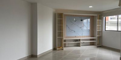 Apartamento en venta en unidad cerrada muy cerca a servicios complementarios en centro comercial, éxito y parque principal. Entorno de gran crecimiento urbanistico y con rutas de transporte publico. Piso en porcelanato, sala comedor, estar de tv, 3 alcobas con baño en la principal, cocina integral abierta tipo americano, balcon y parqueaderos independientes cubiertos . Unidad con ascensores, piscina, gym, sauna, turco, parque infantil, zonas verdes, vigilancia 24 horas, citofonia y circuito cerrado de tv. *Inmuebles sujetos a verificación de disponibilidad.*