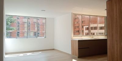 Apartamento exterior en arriendo cerca a parques, universidades, supermercados, restaurantes, acceso a rutas de transporte principales, vias principales y servicios complementarios. Piso en madera, sala comedor, 3 alcobas con baño en la principal, cocina integral abierta tipo americano, acobla y baño de servicio y parqueadero independiente cubierto . Edificio con ascensor, vigilancia 24 hrs, alarma y circuito cerrado de tv.  *Inmuebles sujetos a verificación de disponibilidad.*
