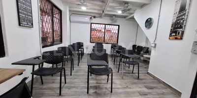 Esta sala de capacitación de 18 m² está diseñada para potenciar el aprendizaje y la productividad. Con capacidad para 14 personas, cuenta con cómodas sillas universitarias, tablero, ventiladores y aire acondicionado, garantizando un ambiente fresco y funcional. Su excelente iluminación natural complementa el espacio, creando el entorno ideal para talleres, capacitaciones o reuniones. Además, ofrece acceso a áreas sociales y un acogedor cafetín, perfectos para momentos de descanso o networking. Ubicada en el barrio Nuevo Apartadó, Antioquia, en un entorno privado y estratégico. ¡Agenda tu visita hoy mismo!