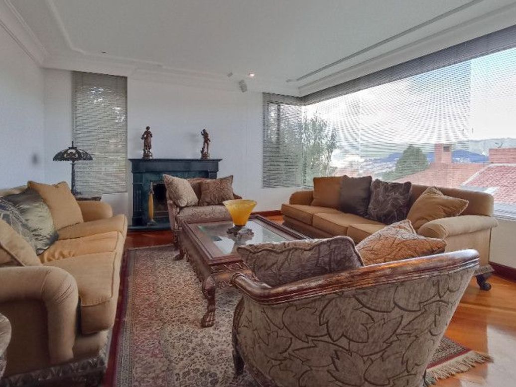 Casa de 3 alcobas en venta en Los Naranjos, Bogotá, 321 m² · foto 2 de 20