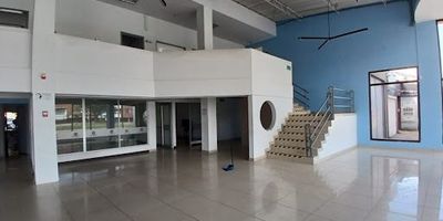 Vitrina de 352 metros cudrados, con una altura de 6 metros apta para consecionarios muy bien ubicada en exclusivo sector d ela ciudad, cuenta  con luz trifásica de 330 VAC , con un frente de 22 metros cuadrados y un fondo de 16 metros cuadrados  cuenta con dos  oficinas y cuatro baños en el primer piso y 6 oficinas una cocina y dos baños en el segundo piso muy fucionales.

