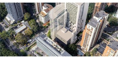 Surge de la necesidad de concentrar a los mejores especialistas en un único lugar, aprovechando una ubicación estratégica: el sitio actual de la Clínica del Campestre. Accesible desde las avenidas Las Vegas y El Poblado, se erige como un punto de referencia para la atención médica de calidad. Ofreciendo vistas panorámicas hacia el oriente y el suroeste de la ciudad.
