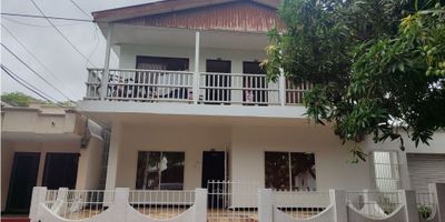 Se vende casa en el Barrio Olaya, tiene 5 apartamentos, excelente para vivir y para arrendar. Cerca al parque y zonas comerciales. Casa en buenas condiciones. Llámanos para mayor información. 
