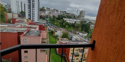 ? ¡Apartamento en Venta en Villa Pilar, Manizales! ?

Descubre el lujo y la comodidad en este espacioso apartamento dúplex ubicado en Villa Pilar, una de las zonas más deseadas de Manizales. Ideal para una familia que busca un hogar moderno y funcional.

? Espacios Amplios y Bien Distribuidos: Con un área de terreno de 110 m², este apartamento dúplex en el octavo piso ofrece una distribución inteligente que incluye tres habitaciones, tres baños, una sala de estar y un estudio.

?️ Comodidades del Apartamento: La cocina semi integral está diseñada para facilitar la vida diaria, y los pisos en cerámica/mármol añaden un toque moderno al espacio. Además, cuenta con dos clósets y todas las facilidades necesarias como calentador, citófono y servicios de electricidad y gas domiciliario.

? Estacionamiento y Seguridad: El apartamento incluye un garaje y acceso a parqueadero para visitantes, proporcionando soluciones prácticas para el estacionamiento. Además, el edificio cuenta con vigilancia, portería y recepción, garantizando tranquilidad y seguridad para los residentes.

? Ubicación y Acceso: Situado en una zona con acceso pavimentado, este apartamento está cerca de parques, áreas sociales y zonas infantiles, ofreciendo un entorno ideal para la vida familiar. La ubicación estratégica ofrece fácil acceso a transporte público y a las principales vías de la ciudad, así como proximidad a colegios y universidades.

? Características Adicionales: El apartamento, ubicado en el octavo piso con ascensor, ofrece vistas exteriores que proporcionan luz natural y vistas agradables. La zona de lavandería y el baño en la habitación principal añaden conveniencia y funcionalidad al hogar.

¡No pierdas la oportunidad de vivir en un apartamento cómodo y bien ubicado en Villa Pilar, Manizales! Contáctanos hoy mismo para más información y para programar una visita.

¡Haz de este apartamento tu nuevo hogar!


 
