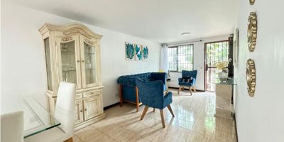 Casa en Venta en el sector de Aldea Verde en Sabaneta, Antioquia, ofrece una excelente opción para quienes buscan comodidad y amplitud. Con 123 M2 de área construida y privada, cuenta con 4 alcobas, 2 baños completos, un vestier independiente y un amplio balcón con hermosa vista.

La casa incluye acabados de alta calidad, armarios empotrados en todas las habitaciones, una moderna cocina integral y una zona de lavandería. Además, su sistema de electricidad y gas domiciliario garantiza seguridad y confort. El piso laminado y el espacio perfecto para estudio o biblioteca agregan un toque moderno y elegante.

Su ubicación ofrece fácil acceso a centros comerciales, colegios, universidades, parques y zonas verdes. También incluye un garaje privado, lo que brinda mayor privacidad y seguridad. La zona campestre combina tranquilidad y acceso a la naturaleza, haciendo de esta propiedad una excelente opción para vivir.

¡No pierdas la oportunidad de conocer esta propiedad única en Sabaneta! Contáctanos para más información y agenda una visita.

Recuerda que te ayudamos con el proceso de tu crédito de vivienda.
