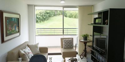 Apartamento en arriendo en unidad cerrada cerca a parques, supermercado, colegio, restaurantes y servicios complementarios. Piso en porcelanato, sala comedor, 3 alcobas con baño en la principal, cocina integral abierta tipo americano, balcon y zona de ropas. Conjunto cerrado con ascensor, gym, salon social, parques infantiles, placa polideportiva, zonas verdes, vigilancia 24 hrs, y circuito cerrado de tv.  *Inmuebles sujetos a verificación de disponibilidad.*
