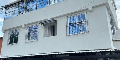 SE ARRIENDA Local ubicado en la entrada de palmira, en el 1 piso, consta de salón general,  un baño, cocina  semi integral con gabinete superior e inferior, fácil transporte publico, cerca a centro comerciales. universidades. Local esquinero, para peluquerías, spa, droguerías, papelería.