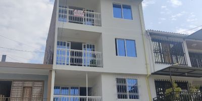 Se alquilan excelentes apartamentos ventilados en 4 piso con vista interior consta de : sala comedor cocina semi integral con gabinetes y estufa 2 alcobas con closet, baño y zona social cerca de colegios escuelas jardines infantiles cerca supermercados parques infantiles cerca para del mio buen transporte