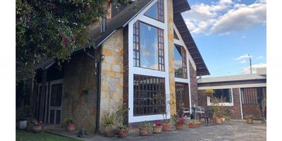 Casa campestre en el municipio de chia para la venta. cuenta con 330 mts 2 construidos, Espectacular jardin  con muchos arboles y vista panoramica para disfrutar de la tranquilidad de la sabana de Bogotá. Un amplio lote de 700 mts permitirá a tus hijos crecer rodeados de la naturaliza y tranquilidad caracteristicas de éste sector además de 4 habitaciones amplias y con vista espectacular  para disfrutar del sol de la mañana o de la tarde, también cuenta con espacioso altillo,  la sala principal cuenta con chimenea a leña para ambientar una calida tarde en familia o amigos durante el fin de semana. Dentro del jardin con completa privacidad hay zona de BBQ con suficiente espacio para celebrar una ocasión especial rodeado de las personas que más quieres. Gracias a los cientos de arboles sembrados dentro del lote, usted  y su familia podrán disfrutar del avistamiento de hermosas aves , además de la posibilidad de cultivar frutales.