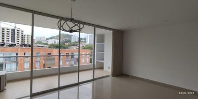 Apartamento 7 Piso de Área 125 Metros. Sala Comedor y Balcón Amplia, los Cuales se Pueden Integrar en un solo Ambiente. Estudio Cómodo de Trabajo. 3 Alcobas, Ppal. con Baño, Vestier y Aire Acondicionado. 2 Alcobas Auxiliares con Closet. Baño Social Y Baño de Alcobas Independiente. Cocina Integral. Zona de Oficios. Deposito. Parqueadero Doble Lineal Cubierto. La Unidad Cuenta con Amplia Zona de Recreación, Piscina para Adultos y Niños. Guardería con Implementos de Distracción. Cancha de Squash. Gimnasio Muy Bien Equipado. Baño Turco, Salón Amplio con Terraza. Zona de Juegos Infantiles. Vista Panorámica con la Agradable Brisa del Sector del Oeste
PARA MAYOR INFORMACION CON MILTON GALINDO 3113432029 (ASESOR COMERCIAL)