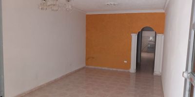 Apartamento en primer piso, ubicado al oriente de la ciudad, consta de sala-comedor, dos alcobas abiertas sin puertas ni ventanas, un baño, cocina tradicional a gas, patio de ropas, ante-jardin enrejado.