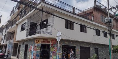 CASA DE TRES NIVELES, Primer piso, con local con Baño, Parqueadero para un carro Amplio Cubierto, Apartamento con Sala-comedor, Tres Alcobas, cocina tradicional a Gas natural, un baño, Patio y zona de Oficios, SEGUNDO PISO, Sala-comedor, Balcón, cuatro habitaciones, comedor Auxiliar , Dos baños, Cocina Tradicional a Gas Natural, patio de ropas y Zona oficios, TERCER PISO, Apartamento con Sala-comedor, Pisos de Cerámica, baño, cocineta, Terraza de 80 metros.