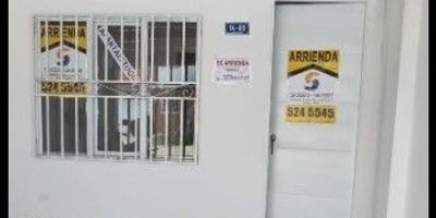 casa esquinera con 2 locales y un apartaestudio de 32 metros2 consta de una habitación, un baño, sala comedor, patio de ropas con lavadero e instalación para lavadora y garaje.