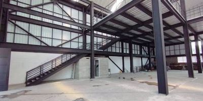 Bodega en arriendo, con 1.600 metros cuadrados, resistencia de 2 toneladas por metro cuadrado, 3 niveles y un mezanine con ascensor de carga, esta bodega es ideal para almacenar tu carga y administrar tu operación logística de forma idónea en parque industrial, en zona de alto flujo sobre la Medellín- Bogotá, en Umbral siempre tenemos las mejores opciones para ti.    