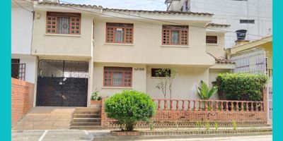 EXCELENTE OPORTUNIDAD
Casa amplia, acogedora e iluminada ubicada en sector estratégico y central en la ciudad, Barrio La Castellana, a pocos pasos de vías vehiculares principales de la ciudad como la Carrera 4 y la Calle 42, así mismo tiene cercanía a Mercacentro 12, Universidad del Tolima, Parroquia San Judas, Estadio Manuel Murillo Toro, farmacias, restaurantes, gimnasios y variedad de servicios comerciales.
La propiedad se encuentra distribuida así:
Piso 1: Garaje para dos vehículos, Sala, Comedor, baño social, Cocina integral, habitación de servicio con baño y patio de ropas.
Piso 2: Hall de alcobas espacioso con vista área de la sala, habitación principal con closet y baño, 2 habitaciones auxiliares ambas con closet y una de ellas tiene división interna para zona de descanso y zona de estudio.
Adicional cuenta con área de parqueo externa, puerta de seguridad para ingreso a la casa y tanque aéreo de reserva de agua.