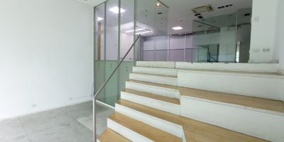 Local con amplios e iluminados  espacios donde podrás potenciar tu marca,  fáciles rutas de acceso, zona tranquila y segura.