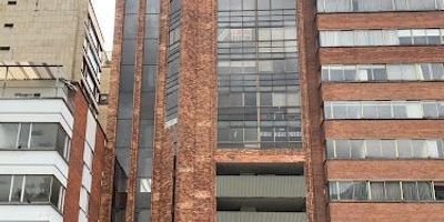 Oficina con parqueadero privado, ubicada en piso doce, sector Parque Nacional cerca a edificio Ecopetrol. Edificio apto oficinas consultorios, Área construida 31.85 mts y área parqueadero 9.45 mtsl, baño en área común, piso en alfombra, parqueadero visitantes, recepción, escalera de emergencia. Ubicación sobre vía secundaria, en sector comercial oficinas, cerca de transporte público a una cuadra de la carrera séptima y tres cuadras estación transmilenio calle treinta y nueve