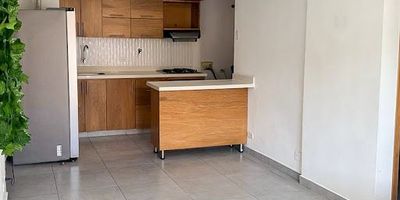 Vive en el mejor entorno natural de Envigado y redefine la vida moderna en la ciudad. Disfruta de todas las comodidades en una ubicación estratégica en el sector Camino Verde, a menos de 10 minutos de centros comerciales, universidades, colegios, centros de salud, supermercados y otros puntos de interés. Totalmente remodelado con altos estándares en cada detalle, este apartamento está inspirado en la calidez de la vida familiar. Ubicado en un conjunto cerrado, ofrece amplios espacios y áreas comunes diseñadas para toda la familia.