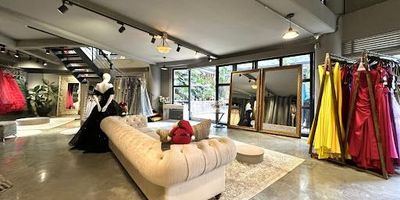 Local para la venta en El Poblado, sector Los Balsos, situada en lugar con rutas de fácil acceso, facilidad de transporte público y rutas integradas del metro, cerca al Centro Comercial El Tesoro, Mall Del Este y Centro Comercial Santa Fé. La oficina tiene divisiones internas, 1 baño y 3 estacionamientos, y vista a zona verde.