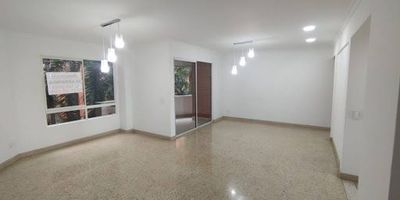 SE ALQUILA espectacular apartamento con bonita vista interior, excelente ubicación, enseguida del  centro 
comercial Chipichape, distribuido en 115 metros cuadrados, que consta: de sala- comedor con balcon, 
baño social, cocina integral con estufa, habitacion de servicio sin baño, zona de oficios, sala de 
televisión o estudio,alcoba principal con baño ,vestier y aire acondicionado, alcoba secundaria con 
closet y aire acondicionado, y alcoba tercera con closet, dos garajes uno enseguida del otro y 
deposito. el conjunto cerrado cuenta con ascensor,  zonas verdes y piscina