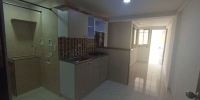 Codigo 25937. Apartamento en arriendo ubicado en Medellin sector Padro CentroCaracterísticas• 2 habitaciones con clóset • 1 baño • Comedor • Cocina abierta integral • Zona de ropas • Red de gas • 50 m² • Piso 25 • Estrato 3 • Edificio con portería 24 h • 2 ascensores por torre • Salón social DescripciónVive en un punto estratégico de Prado Centro, un sector tradicional de Medellín con excelente conectividad y acceso a servicios. Este apartamento de 50 m² ofrece una distribución funcional, ideal para quienes buscan un espacio práctico, bien ubicado y con ambiente residencial.Cuenta con 2 habitaciones, ambas con clóset, un baño completo, comedor, cocina abierta integral con cubierta a gas y zona de ropas independiente. Su altura en piso 25 brinda muy buena iluminación y ventilación natural.Es una opción ideal tanto para estudiantes, profesionales como para parejas que buscan comodidad y cercanía al sector salud, comercio y transporte.Entorno– A pocos pasos de Avenida Oriental – Cerca de Clínica CES – Fácil acceso a transporte público – Cercano a comercios, restaurantes y zonas institucionalesZonas comunes• Portería 24 horas • Salón social • 2 ascensores por torreNotaCanon: $1.750.000 