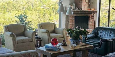 Casa finca AMOBLADA para arriendo. Ubicado en sector de crecimiento y desarrollo urbanistico cercano a la cabecera municipal, facil acceso desde via principal, entorno campestre, tranquilo y poco flujo vehicular. Cuenta con mobiliario completo, acabados tradicionales, un solo nivel, piso en baldosa, area social con ventanales piso techo, chimenea, sala comedor independientes y cocina integral. Tiene 5 alcobas, baño en la principal, baño social; terraza con salida al jardin y bonitas zonas verdes, ademas posee amplia zona de parqueo para 10 vehiculos en area descubierta. Finca con acceso por medio de porton electrico Inmuebles sujetos a verificación de disponibilidad.