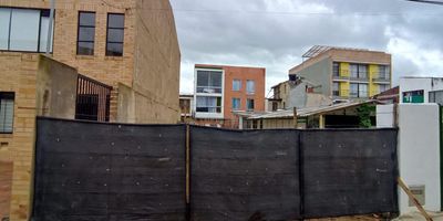 Lote con excelente ubicación en la Calle 16 # 1A-66 Lote 2. en Chía. Cuenta con permisos para agua y luz, y un área de terreno de 148.19 m2.  Precio de venta: $290´000.000