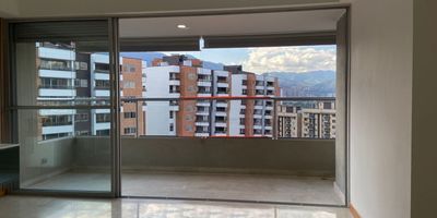 Apartamento en venta en unidad cerrada. Ubicacion estrategica con facil acceso y salida desde vias princiaples, entorno residencial, con conexion a rutas de transporte publico y multiples servicios complementarios. Cuenta con muy buena iluminacion, piso en marmol y madera laminada, puerta de seguridad, sala comedor, estar de tv, 3 alcobas con baño en la principal, cocina integral abierta tipo americano, balcon y parqueadero independiente cubierto. ).  La unidad cuenta con ascensor y zonas sociales que incluyen piscina, gimnasio, salon social, sauna, turco, parque infantil, cancha de squash, zonas verdes, vigilancia privada, citofonia, porteria 24horas y circuito cerrado de tv. *Inmuebles sujetos a verificación de disponibilidad.*