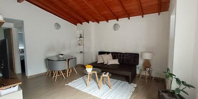 Cómodo apartamento cuarto piso sin ascensor ubicado en el sector de américa Lorena, nos frece una área de 57.60 metros, sala comedor, 2 alcobas, 2 closet, cocina integral, terraza, no tiene red de gas