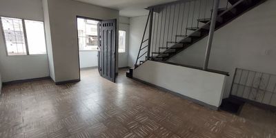 ¡Espacio y versatilidad en el Barrio Trinidad! Amplia casa de dos pisos con 5 habitaciones, patio y terraza. Situada cerca de la carrera 65.