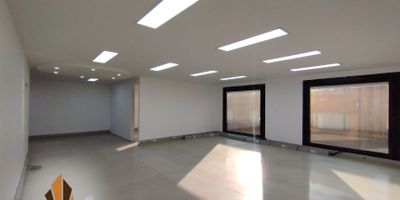 Oficina en arriendo en Santa Bárbara Occidental, Usaquén.
¡Encuentra el espacio ideal para tu negocio! Esta oficina de 100 m², con una altura de 2 metros, incluye un parqueadero cubierto. Está cerca de Transmilenio Pepe Sierra, HomeSentry y Almacenes Carulla, con acceso por la Carrera 19, Av. Calle 116 y Autopista Norte. El inmueble ofrece servicios de energía, áreas abiertas con divisiones, ventanales de piso a techo, baterías de baños por piso, salón para conferencias, cuarto de rack, muebles para archivo y parqueadero. 
La recepción cuenta con molinetes de entrada y tarjetas de seguridad. Ubicado en zona comercial excelente con hermosos parques cercanos. 
Las zonas comunes incluyen ascensor, vigilancia 24 horas, citofonía, salón social, baños en cada piso, zonas verdes, recepción tipo lobby y circuito cerrado de TV.
¡No dejes pasar esta oportunidad! Contáctanos hoy mismo para más detalles y agenda tu visita. ¡Estamos aquí para ayudarte a encontrar el inmueble perfecto!