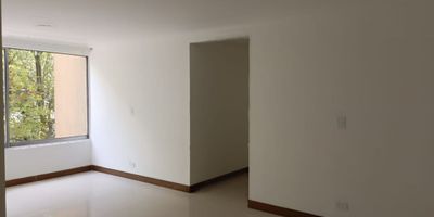 Apartamento en arriendo en unidad cerrada cerca a parques, supermercados, facil acceso a transporte publico, colegio, parques y servicios complementarios. Piso en porcelanato, sala comedor, 3 alcobas con baño en la principal, cocina integral cerrada, alcoba de servicio y parqueadero cubierto. Conjunto cerrado con ascensor, gym, salon social, parques infantiles, placa polideportiva, zonas verdes, vigilancia 24 hrs, citofonia y circuito cerrado de tv. *Inmuebles sujetos a verificación de disponibilidad.*
