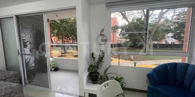 Apartamento ubicado en la unidad residencial Moretti, segundo piso, el apartamento tiene una ubicación privilegiada a la naturalesa, excelente vista, no da el sol, fresco, muy iluminado, son 91 m2,  distribuidos entre baño social, cocina abierta americana, zona de oficios con espacio para secadora, sala - comedor, balcón, estudio, baño de alcobas, dos habitaciones secundarias cada una con closet y habitación principal con walk-in closet y baño privado, el parqueadero es en sótano, cuenta con calentador.La unidad residencial cuenta con piscina para niños y para adultos, zona de juegos, cancha multifuncional, salón social, Gimnasio, baño turco y terraza con bbq, un excelente lugar para vivir en familia, el precio es fijo, dado que es de las últimas torres que tienen mayor costo, y valorización, actualmente está rentando $2.300.000, se vende para inversión, valor, Administración 378,000 pesos, agenda tu cita Ya!