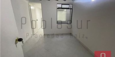 2 habitaciones, 3 closet, 1 baño, estudio, cocina sencilla, sala comedor, zona de ropas, piso en cerámica, piso 2, área 85 m2, estrato 3, aproximadamente 30 años de construido.

La propiedad no cuenta con red de gas.

Sector cercano a la Avenida Guayabal
