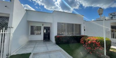 Disponible casa para venta ubicada al norte de la ciudad en el barrio La Castellana, oportunidad también de negocio, ya que está en zona comercial cerca de restaurantes, tiendas de ropa, IPS, etc. El inmueble cuenta con un amplio espacio de 330 Mts aproximadamente, 2 salas estar, comedor, 3 habitaciones, alcoba del servicio con baño interno, 2 baños, estudio, cocina, garaje, zona de labores con patio, un patio social y una amplia terraza. No pierdas esta gran oportunidad, se escuchan ofertas. Valor del Mt2 $3.030.303. 