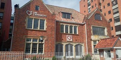 Encantadora casa comercial, con una ubicación ideal para desarrollar su actividad comercial, ya que está en la mejor zona del barrio el Nogal, cerca de colegios, oficinas, transporte público a todas las zonas de la ciudad, centros comerciales, vías  principales como lo son Carrera 11 y Av. 7. La casa está adecuada para entidad de educación, el piso 1 tiene 6 salones, un auditorio para 100 personas, cafetería, baterías de baños, el piso 2 tiene 9 salones, 2 baños y el tercer nivel, zona de oficinas, parqueo para 4 vehículos y zona abierta para usar como cafetería. Cualquier información adicional contáctenos al correo electrónico miguel.moyainmobiliariabogota.com o al teléfono 3143659477. El equipo de Inmobiliaria Bogotá está comprometido a brindar una experiencia de vida excepcional para nuestros clientes desde el momento en que se unen a nuestra comunidad. 