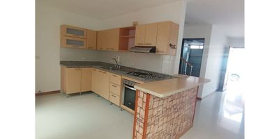 Casa en arriendo en La Ceja, Antioquia. Ubicada en el barrio Fray Eugenio Ramírez Salazar, esta casa de 120 m² construidos ofrece 3 habitaciones y 2 baños. Dispone de un parqueadero y se encuentra dentro de una unidad cerrada, brindando un ambiente tranquilo. El canon de arriendo es de $3.000.000. Para más información o para agendar una visita, contáctenos a través de las opciones de whatsapp, quiero que me contacten o ver teléfonos.