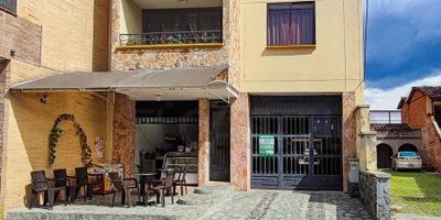 Local comercial primer piso ubicado en el Barrio Belén granada, nos ofrece un área de 22 metros Aproximadamente, cocineta, 1 baño, piso en cerámica, con servicios independientes.
Los datos de los inmuebles promocionados en la página web están sujetos a cambio y verificación de disponibilidad.