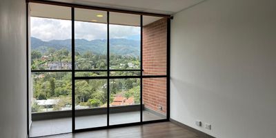 Apartamento en arriendo en unidad cerrada en sector tranquilo, campestre y de poco flujo vehicular. Piso en madera laminada, sala comedor, 2 alcobas con baño en la principal, cocina integral abierta tipo americano, balcon y parqueadero independiente cubierto Conjunto cerrado con ascensor, salon social, parques infantiles, zonas verdes, vigilancia 24 hrs, citofonia y circuito cerrado de tv. *Inmuebles sujetos a verificación de disponibilidad.*