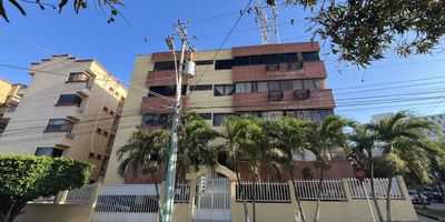 Apartamento en buen estado, amplio, fresco, alcoba de servicio, garaje. Buena ubicación, zona residencial, cerca de centros comerciales.